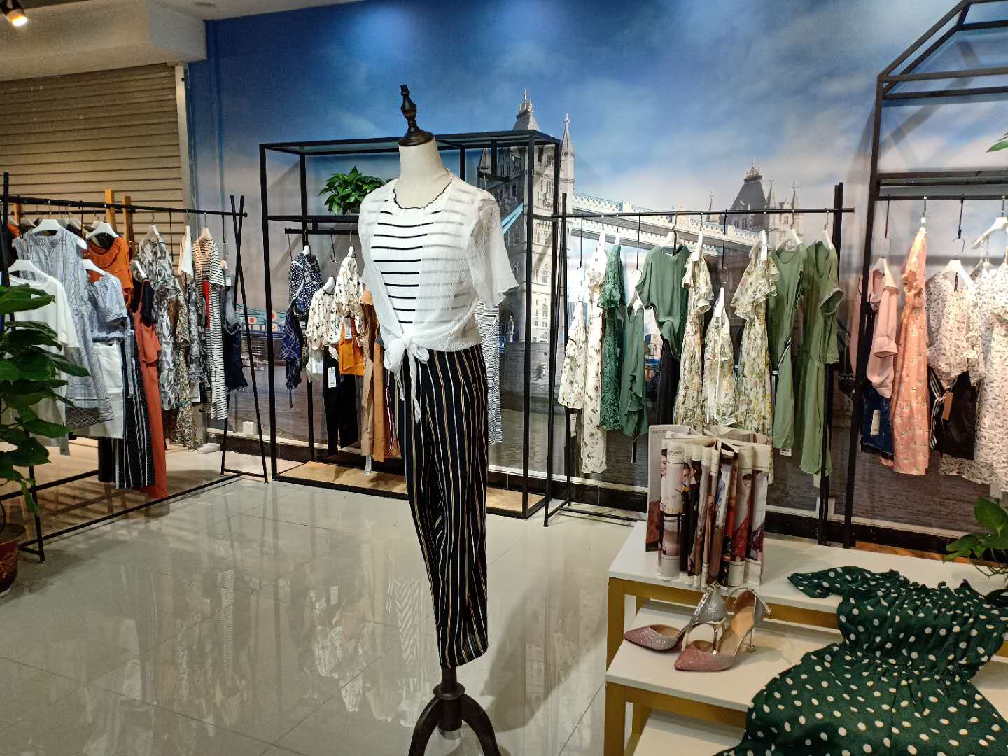 杭州一线品牌 欧伊芮诗时尚女装批发