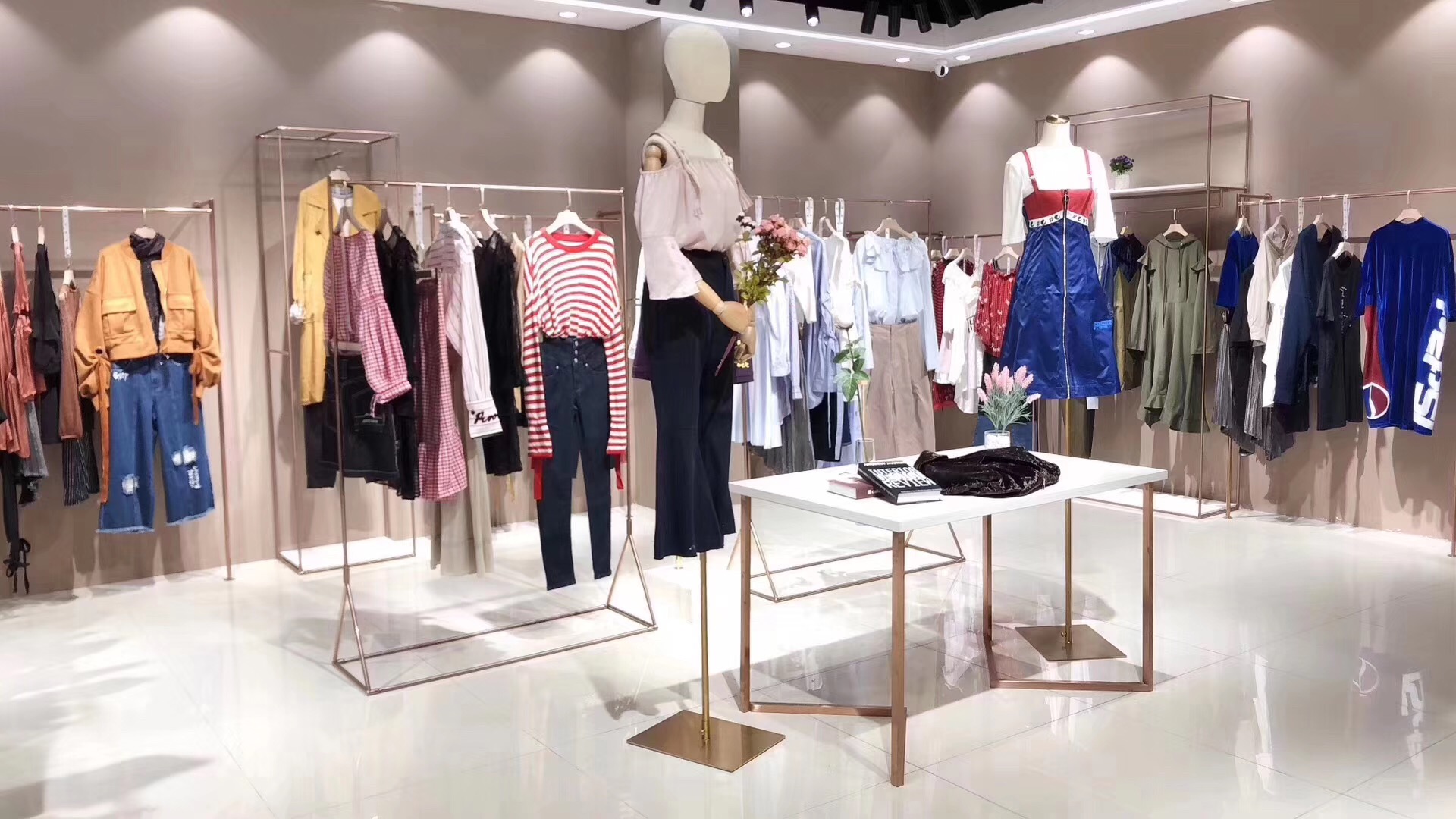 太平鸟2019冬女装品牌折扣尾货剪标货源 淘宝直播货源