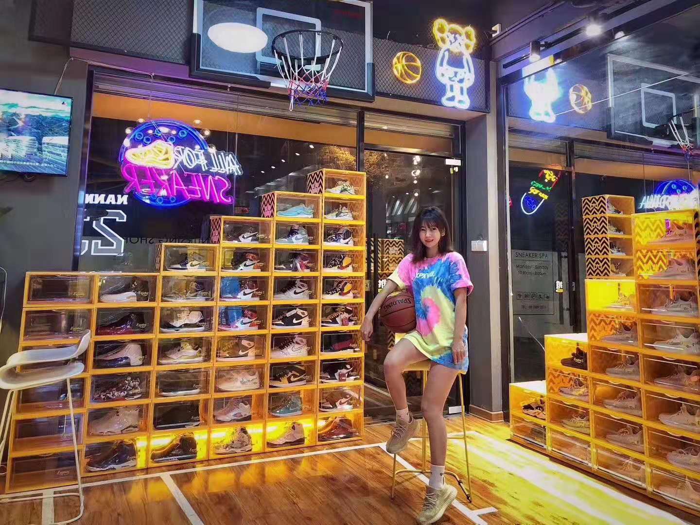精诚的服务，优质的货源。潮鞋潮服，厂家直销