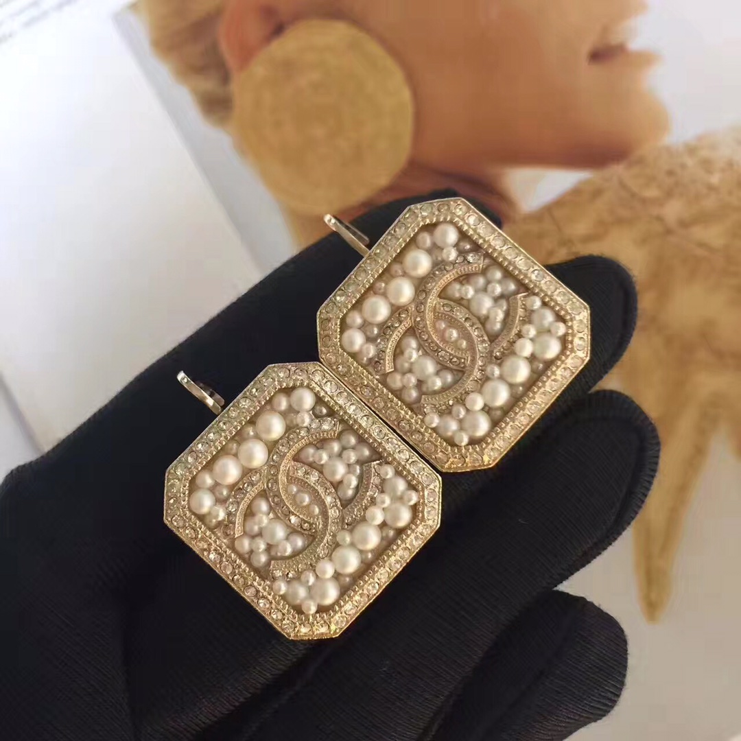 最新大牌饰品主做；Dior 小耳环、CD 大小圈耳勾、 ZP材质、厂家直销一手货源