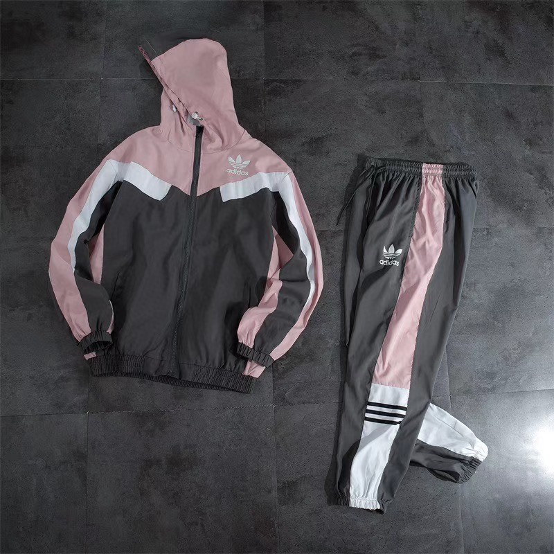 江苏潮牌服装服饰一手货源，长期免费代理，一件代发  诚招代理，无需代理费，本工作室专业团队操作，从事服装营销多年。(耐克，阿迪达斯，彪马品牌服装)有自己的厂家，并与多个厂家实行货源互调，欢迎广大客户对