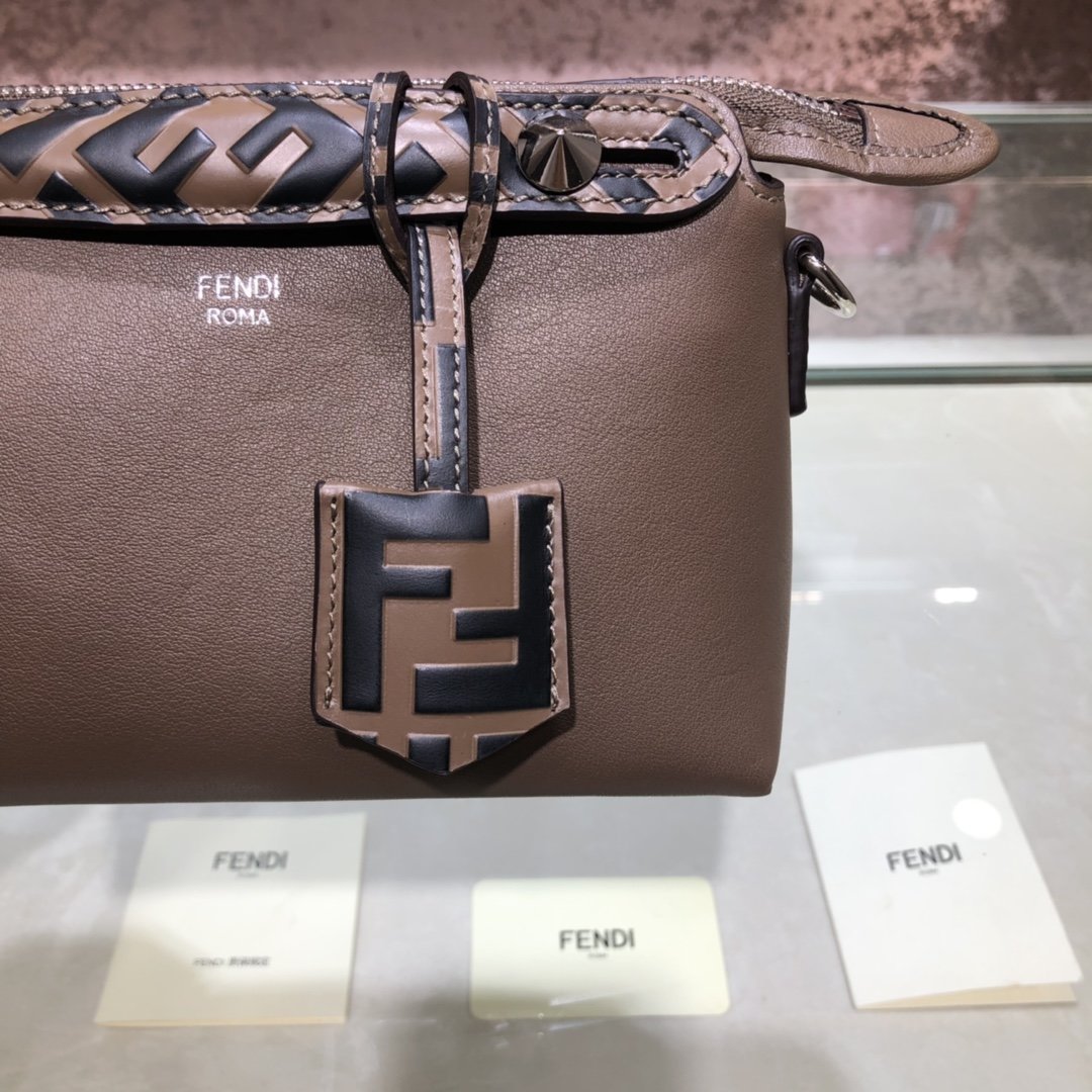 Fendi 芬迪最新款柔软小牛皮波士顿手提复刻包包