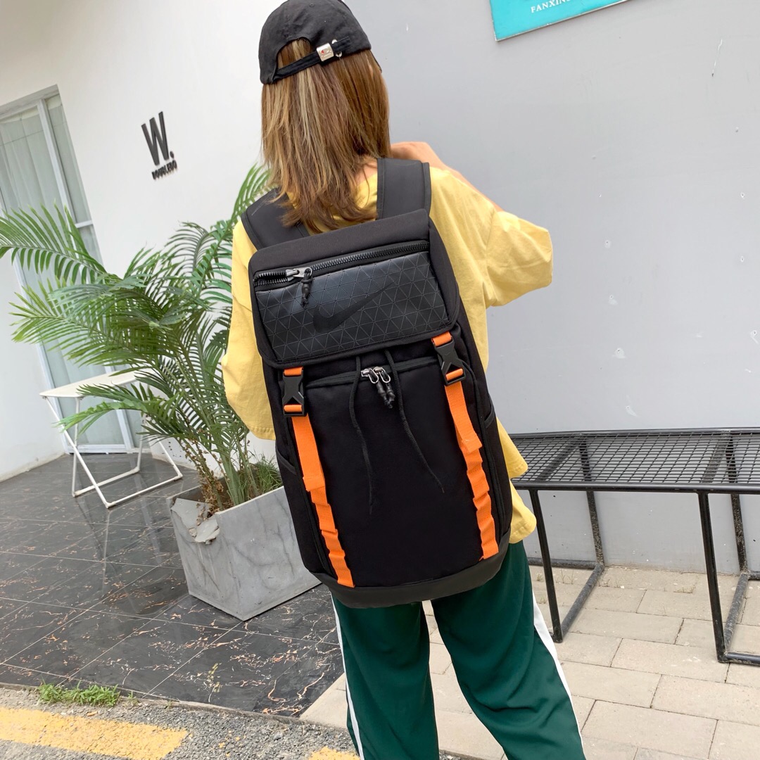 常熟档口潮牌服饰短袖/T恤/卫衣/外套/衣服/背包/ 网店实体店批发代发全国免费招代理