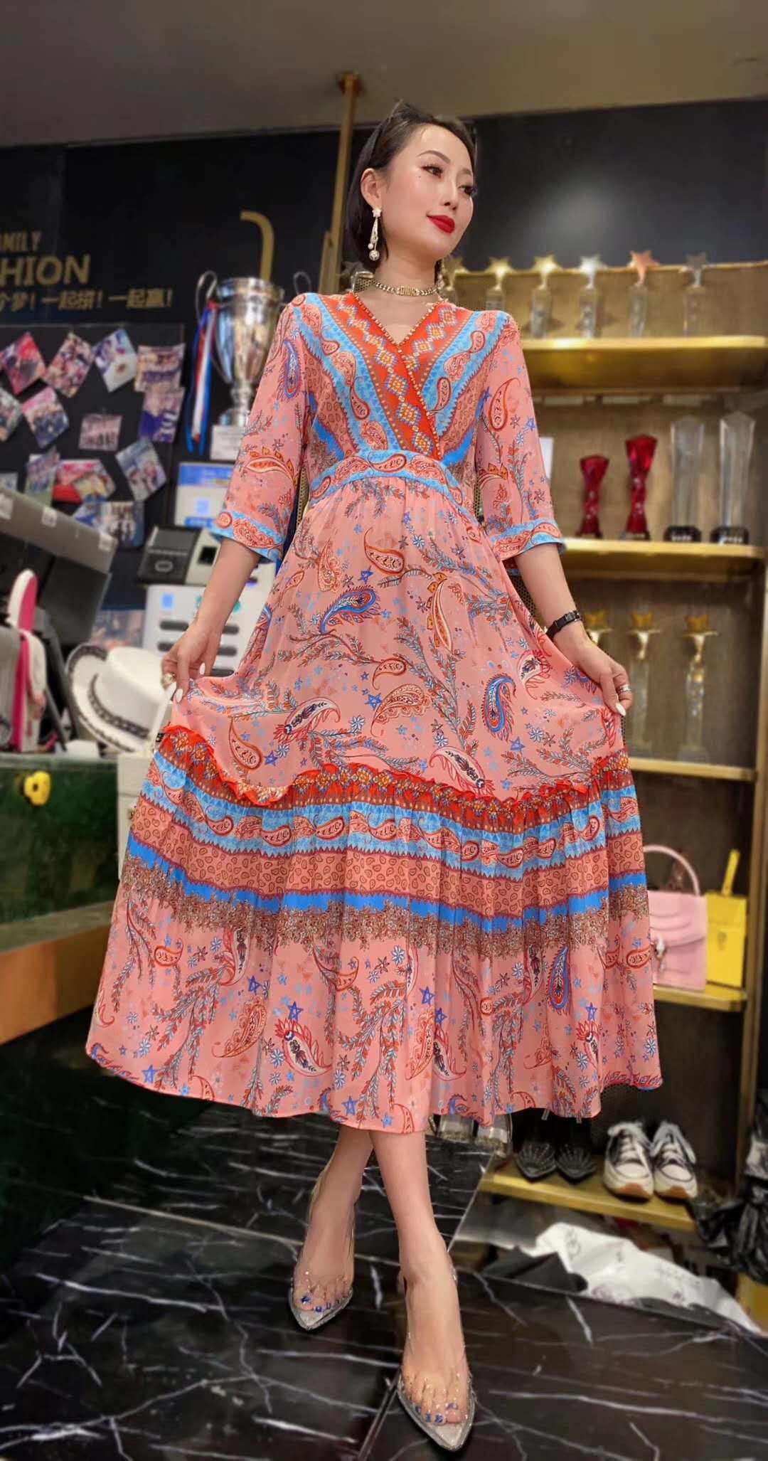 独家欧货女装批发零售一手货源，可供微商实体拿货一件代发