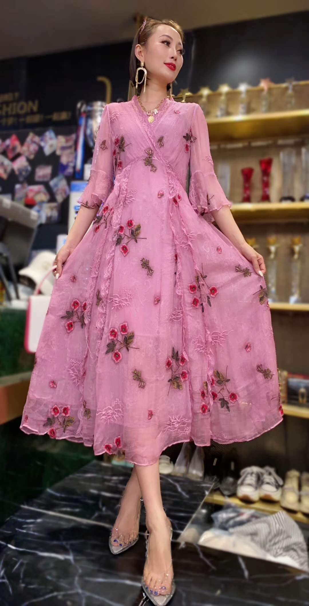 独家欧货女装批发零售一手货源，可供微商实体拿货一件代发