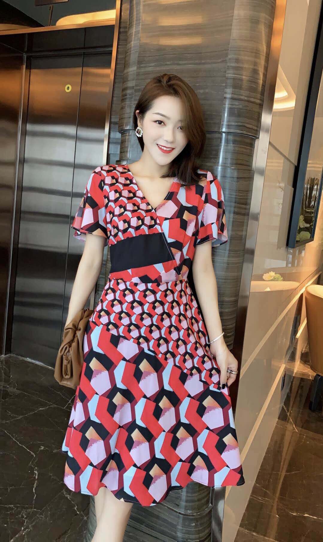 淘宝微商精品高端大牌服装批发，一手货源，质量保障，长期招代理，一件代发