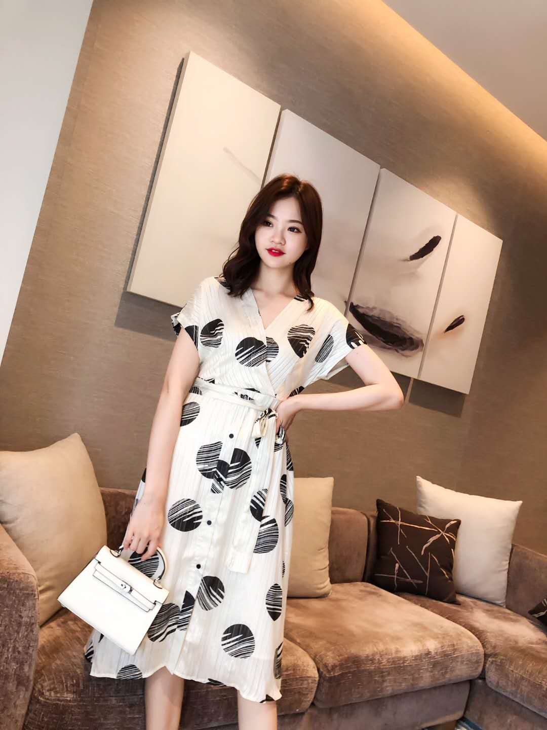淘宝微商精品高端大牌服装批发，一手货源，质量保障，长期招代理，一件代发