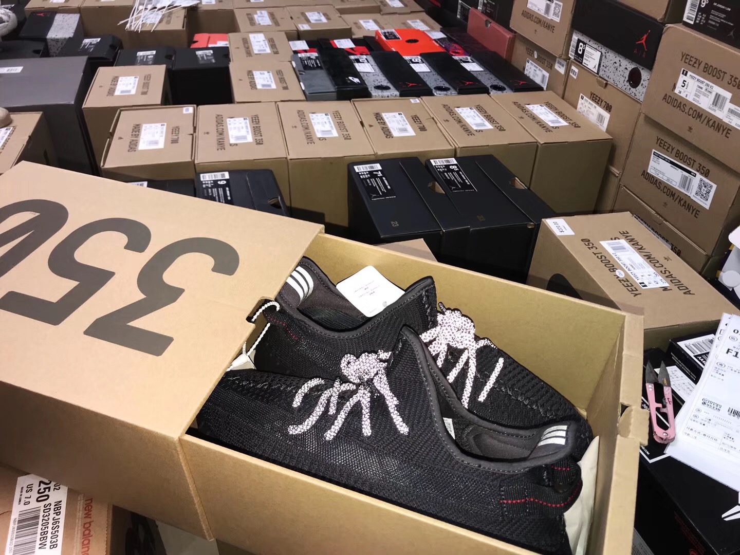 莆田鞋 阿迪yeezy与莆田Yeezy对比，一招区分出来