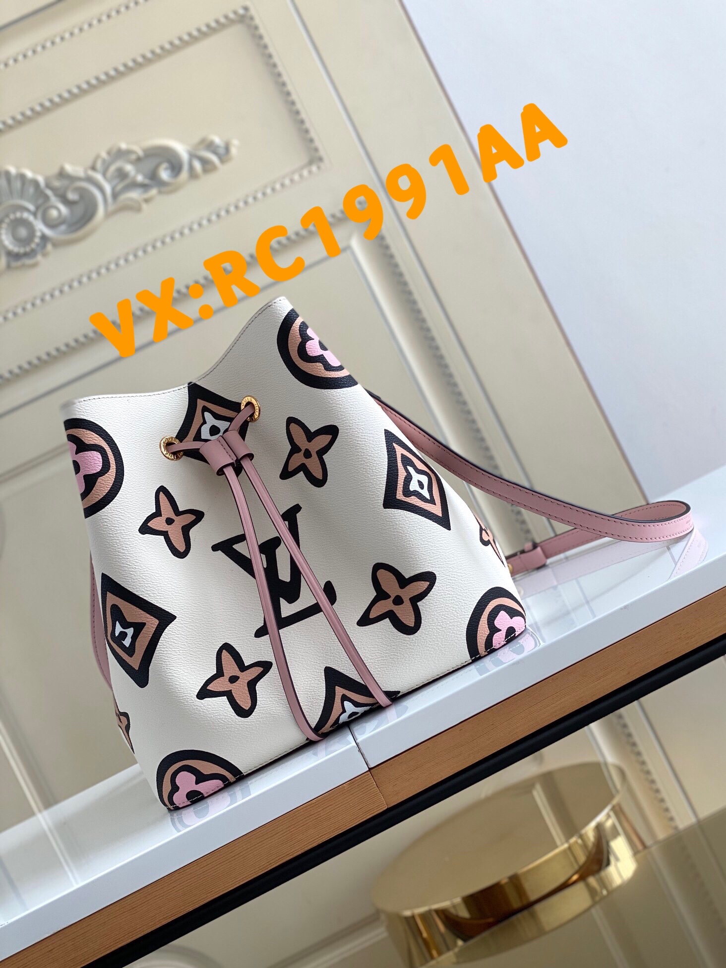 M56889 LV CRAFTY NEONEO 中号手袋 超大 Monogram 印花水桶包 奶白色