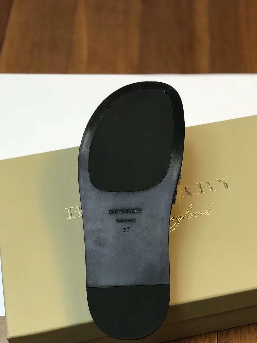 巴宝莉鞋子高端货源 所有货源全部可以检验！可以一件代发！