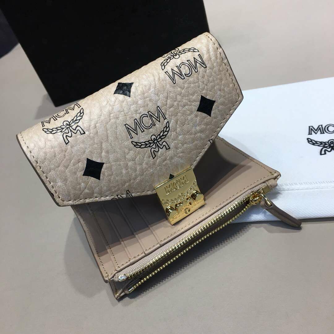 工厂直销一手货源 主营原单饰品、手表和包包