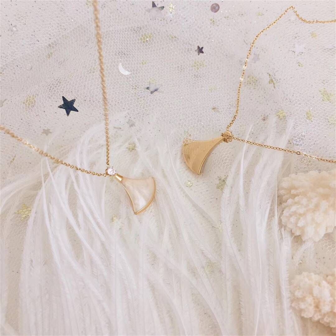美美的饰品，有耳环项链等等
