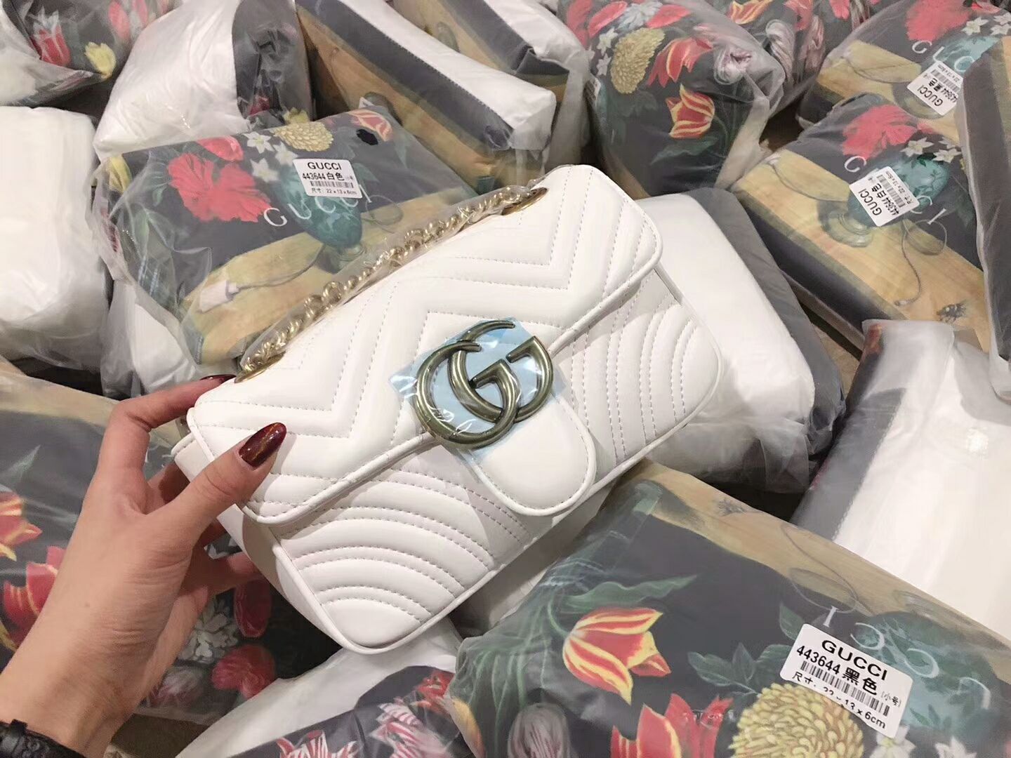 各大品牌化妆品，护肤品，名包，名表，大牌首饰，潮鞋。一手货源