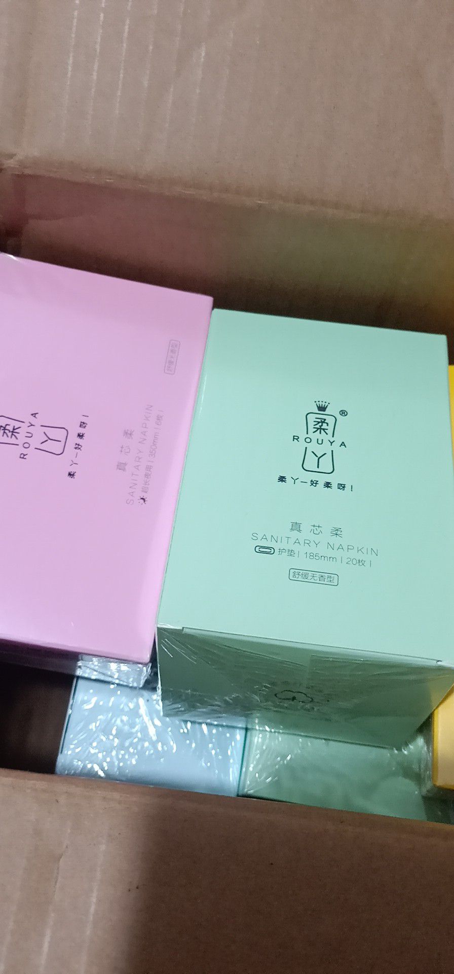 Rouya卫生巾内有柔软强力吸收体，贴合身体，透气，不闷热