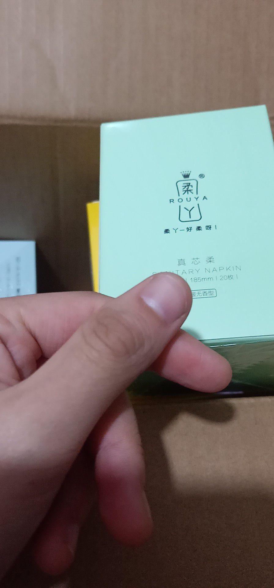 Rouya卫生巾内有柔软强力吸收体，贴合身体，透气，不闷热