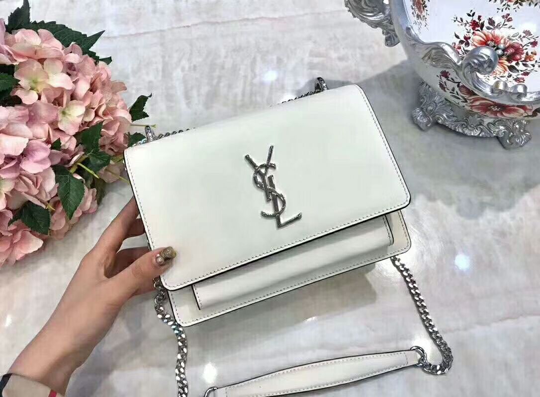 各大品牌化妆品，护肤品，名包，名表，大牌首饰，潮鞋。一手货源