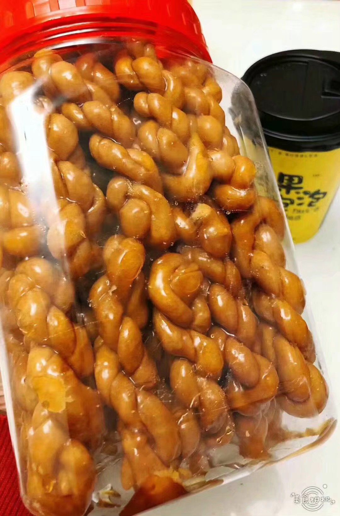 各种小零食，也卖衣服，可咨询