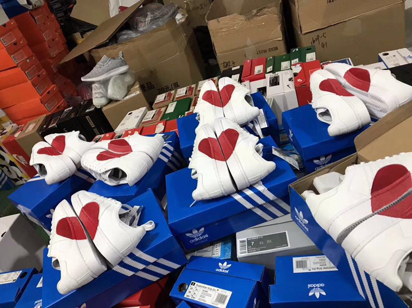 非正品 名牌服装鞋帽批发零售！招代理！