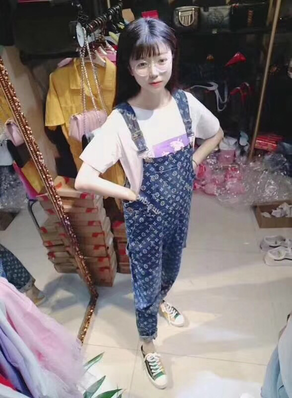 网红同款衣服 鞋子包包 美瞳 招代理哦！