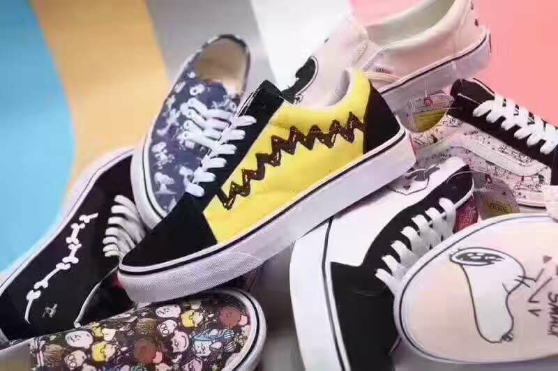 一手货源各种潮牌Adidas Nike dw vans等  带图拿货 货到付款
