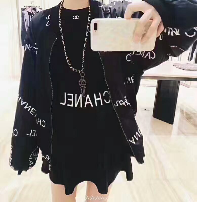 各种潮流大牌 美衣 彩妆 包包 饰品....加我微信哦~