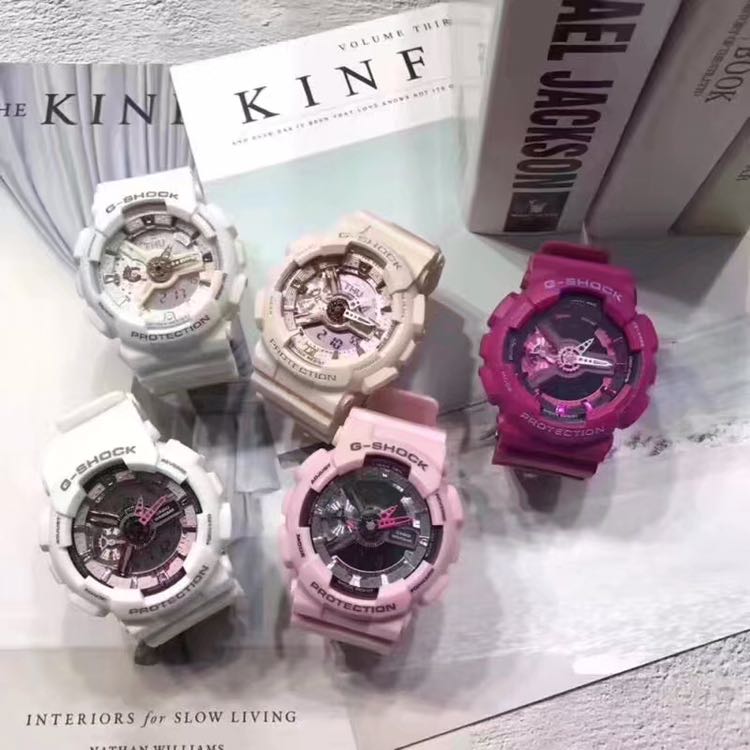 卖的都是些潮牌 鞋子手表包包 耳机 衣服