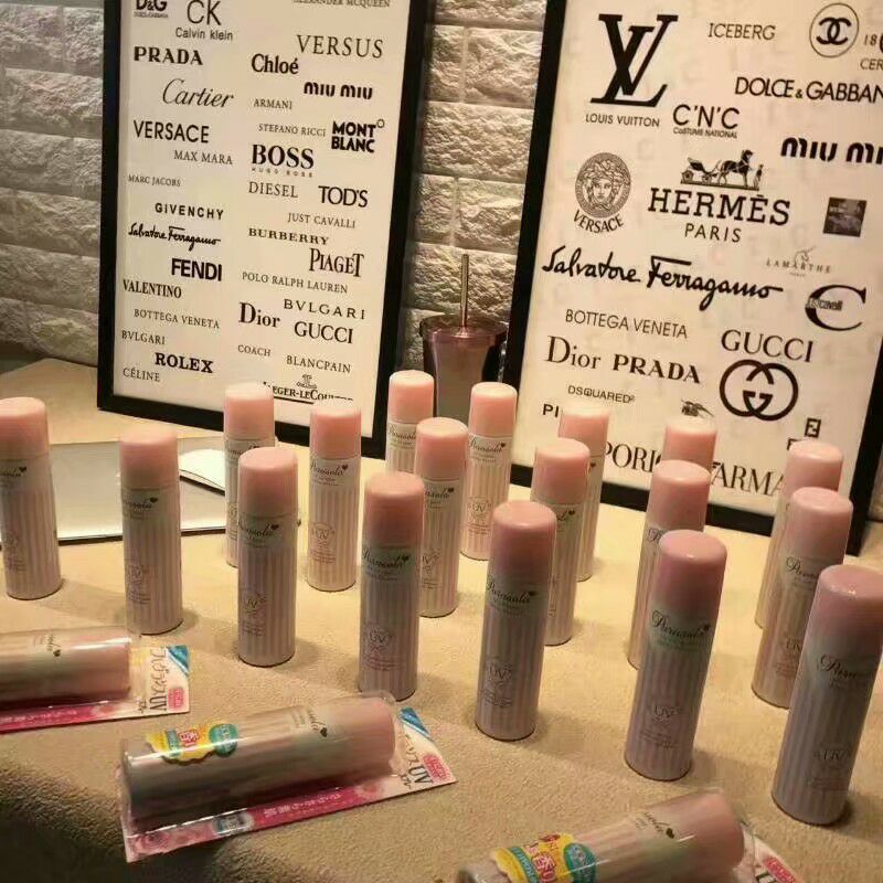 真皮复刻包包 化妆品美瞳代购 一线品牌墨镜钱包