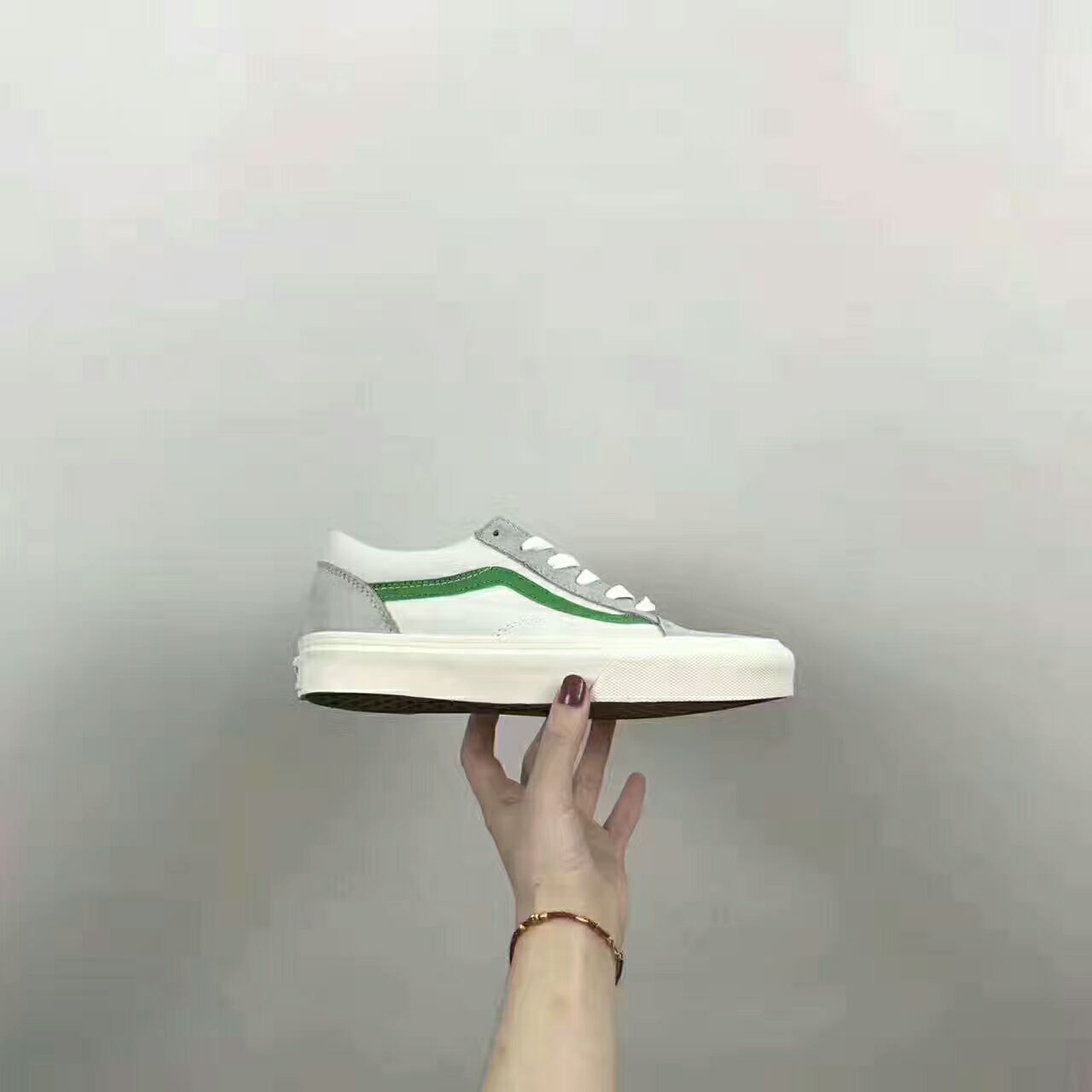 各品牌潮鞋招收代理哦 欢迎咨询