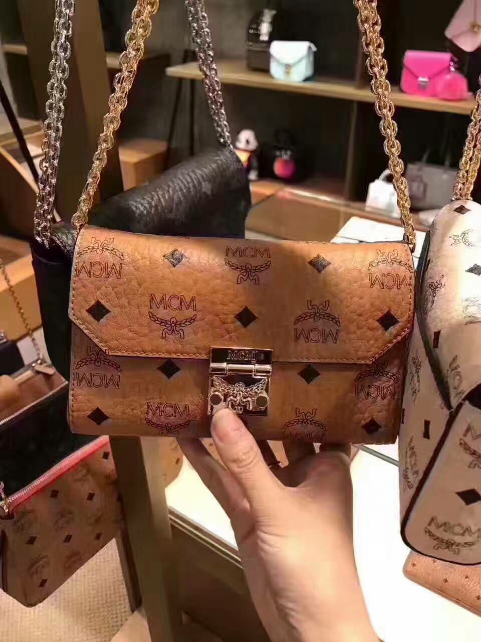服装  包包  鞋子批发，招免费代理