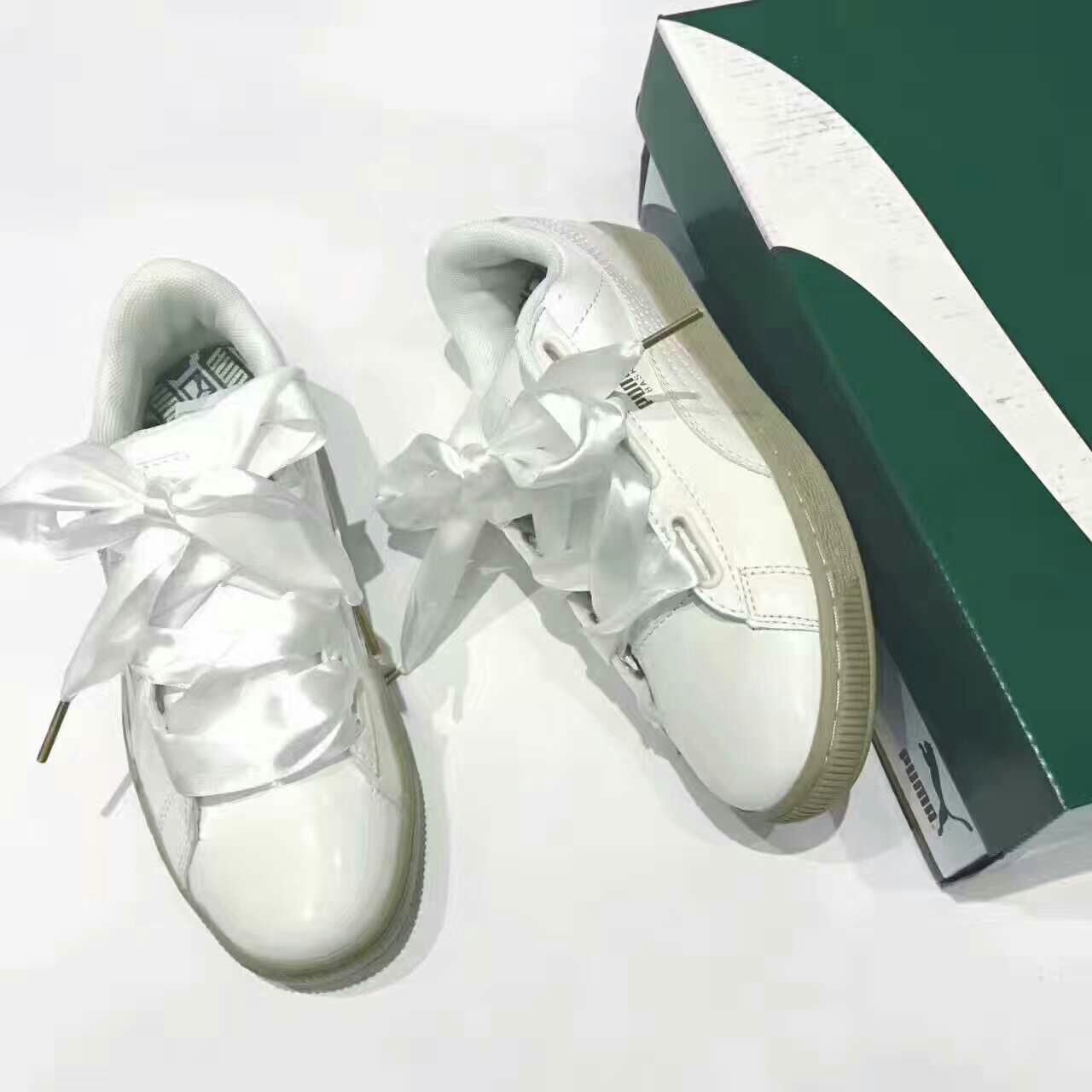 各种潮牌鞋子衣服 转发朋友圈即可赚钱 一件代发