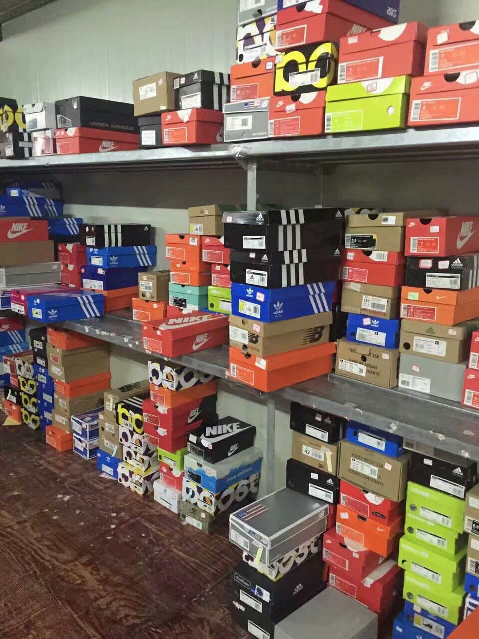 各类正品潮鞋，衣服专卖招代理加盟