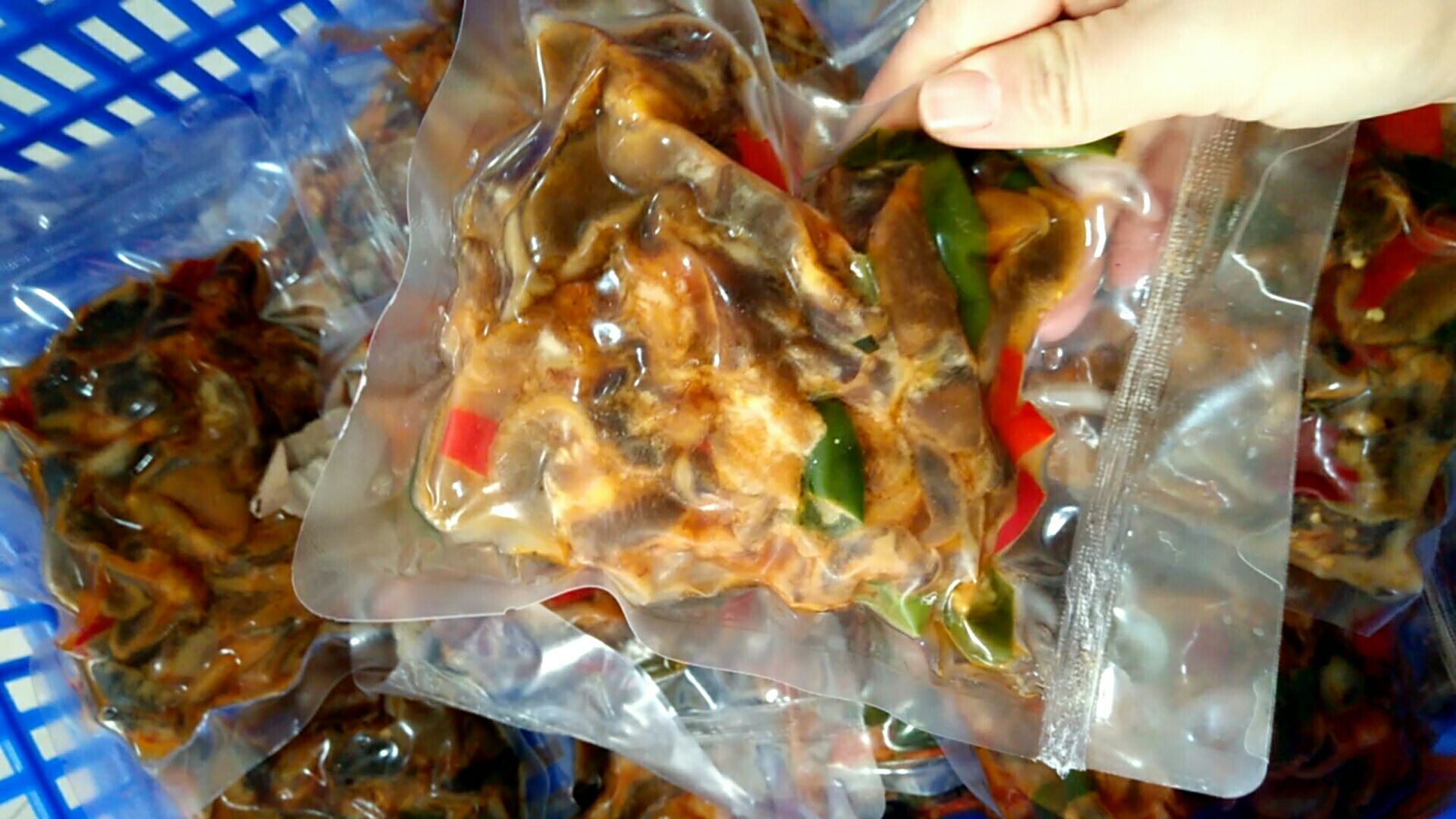 所有海鲜全是自家船上来的每天新鲜制作保证质量，