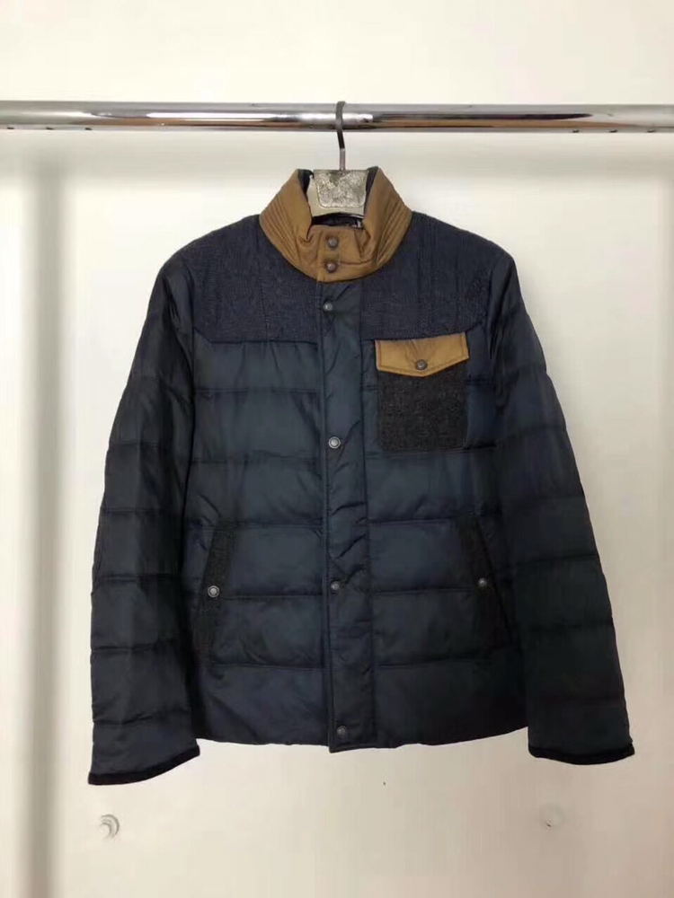 各种品牌鞋子衣服都有，需要了解的可以加微信，