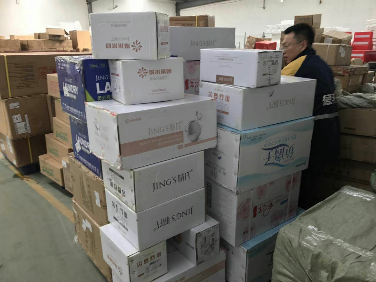 聚米婧氏品牌总代理，八零后实体店主，聚米微商大学实战派导师