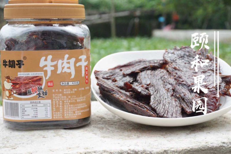牛肉干真材实料，大片切块文火烘干，入口酱香