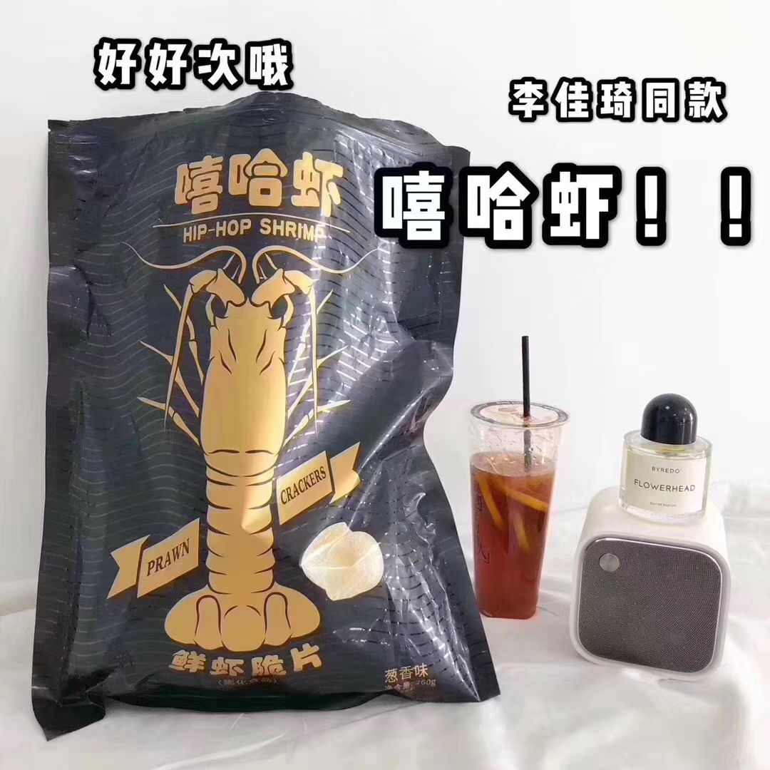 专门卖零食的小美女  有辣条 有水果 有蛋糕 有螺蛳粉 有面包 有芋圆
