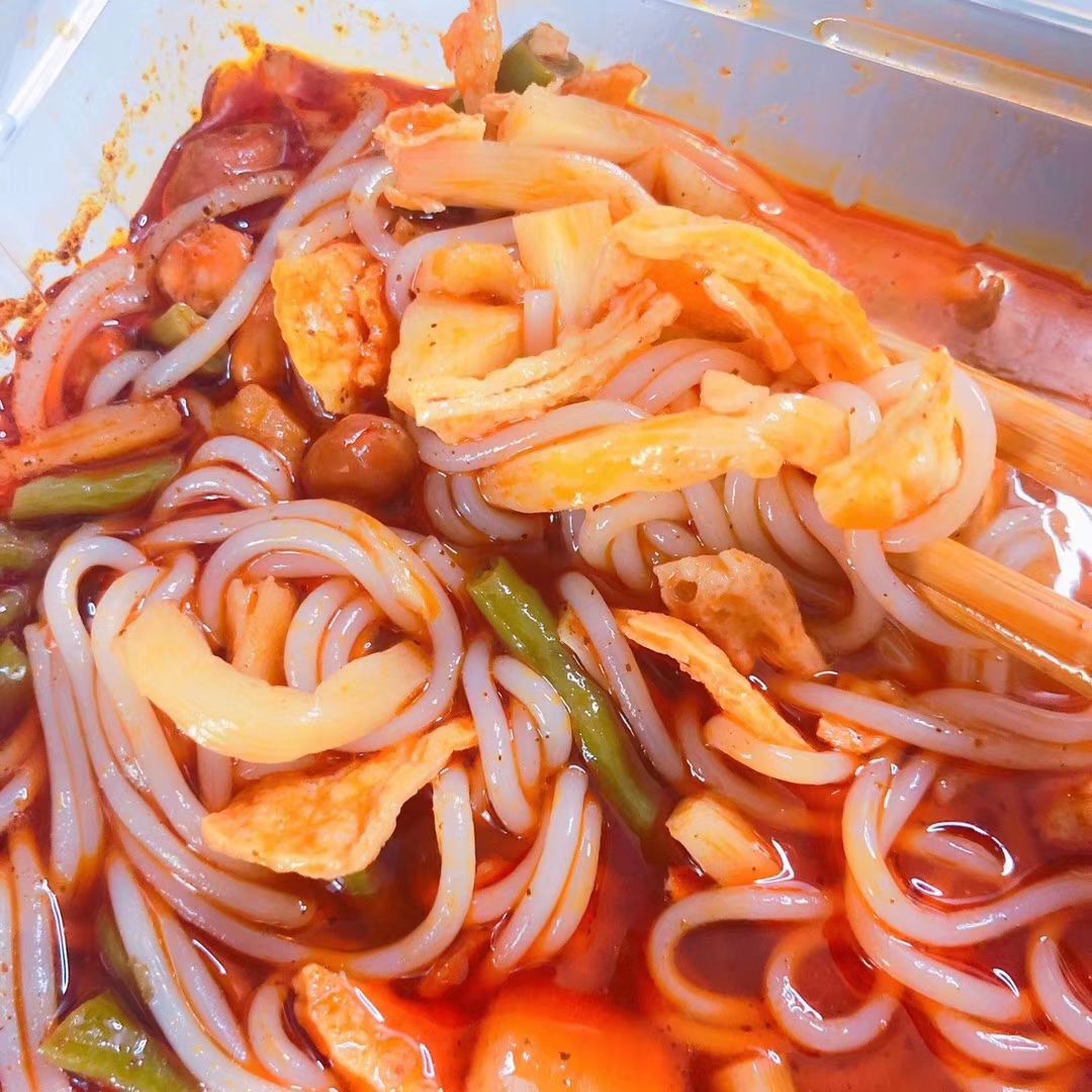 专门卖零食的小美女  有辣条 有水果 有蛋糕 有螺蛳粉 有面包 有芋圆