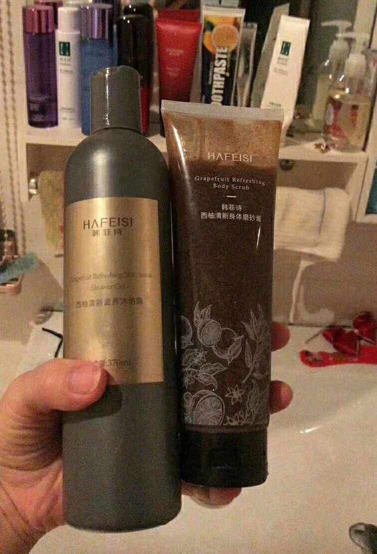你好我这边是买护肤品的，是根据你皮肤搭配你适合用的产品有兴趣