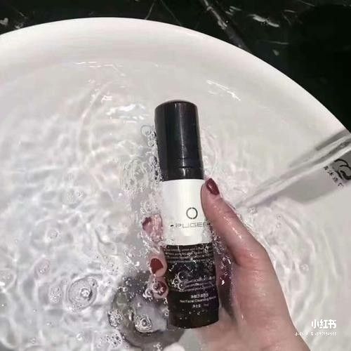 一款MOSTLY TINY净颜洁面慕斯洗面奶，称为肌肤吸尘器