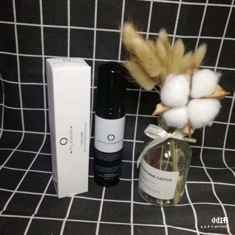 一款MOSTLY TINY净颜洁面慕斯洗面奶，称为肌肤吸尘器