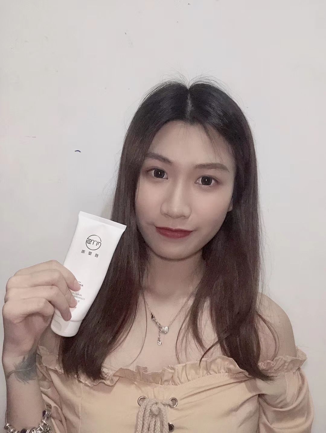 慕堂澌玻尿酸面膜，面膜补水王。清透，软，薄。还有很多功效的