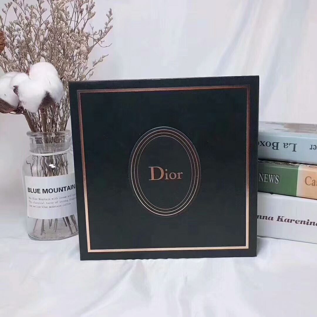 各种各样大牌口红护肤品比代购淘宝便宜一半，正品保证