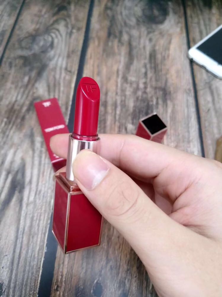 正品大牌唇膏口红，秋冬款新颜色，迪奥圣罗兰等，招代理
