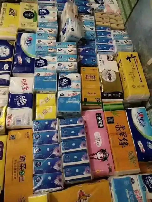 低价撸纸摆地摊