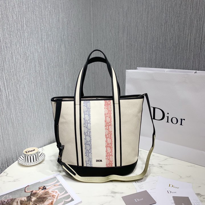 广州品牌包包一手货源厂家直销(图2) 广州品牌包包一手货源厂家直销(图2)