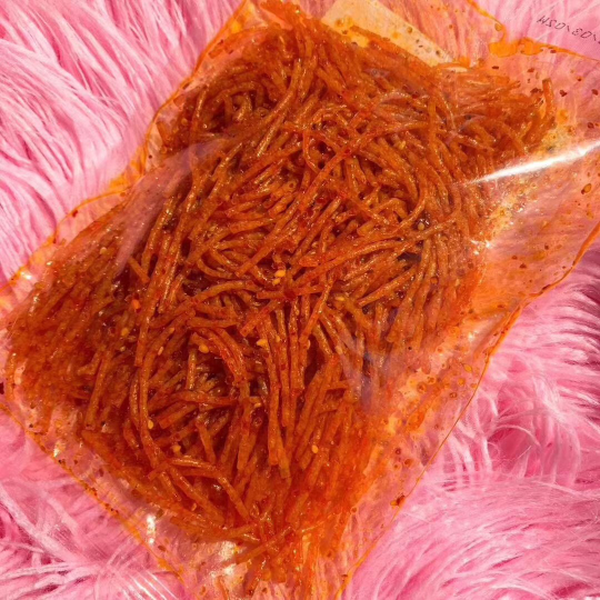 拾光悠味辣条纯植物油制作，不含防腐剂，孕妇老人小孩都可以吃