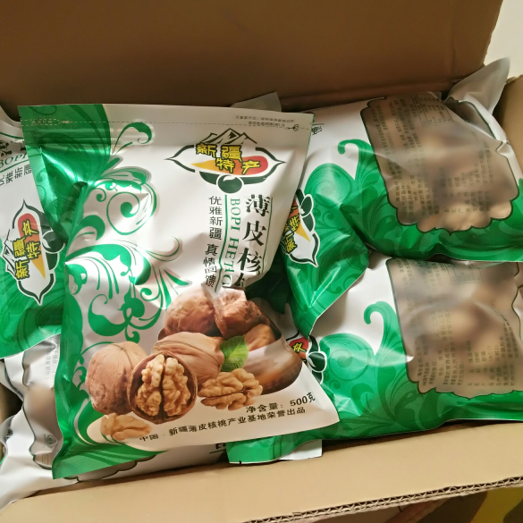 新疆薄皮核桃 ，皮特别薄，仁满，吃着口感好